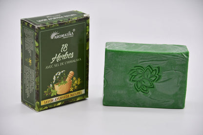 savon ayurveda 18 herbes avec sel de l'Himalaya à côté son emballage 