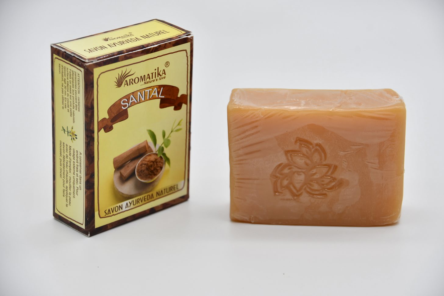 savon ayurveda santal à côté de son emballage